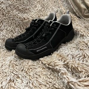 Scarpa Mojito Approach shoe. Mens EU 43/US 10.